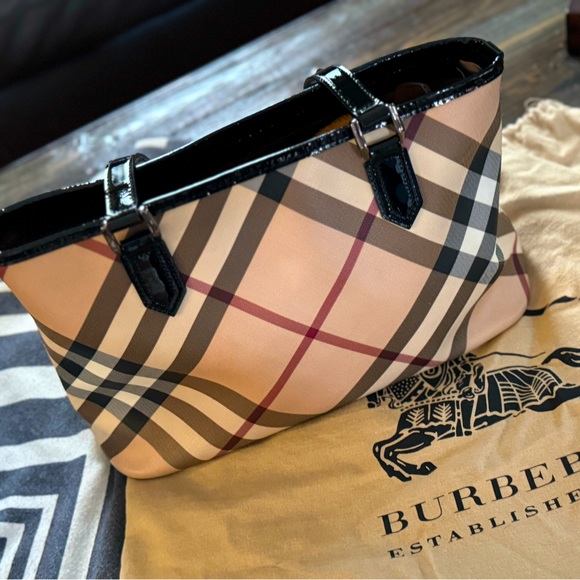 Burberry tote - Picture 1 of 5